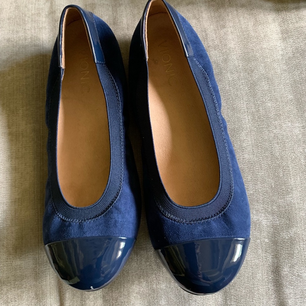 Vionic size 7 flats